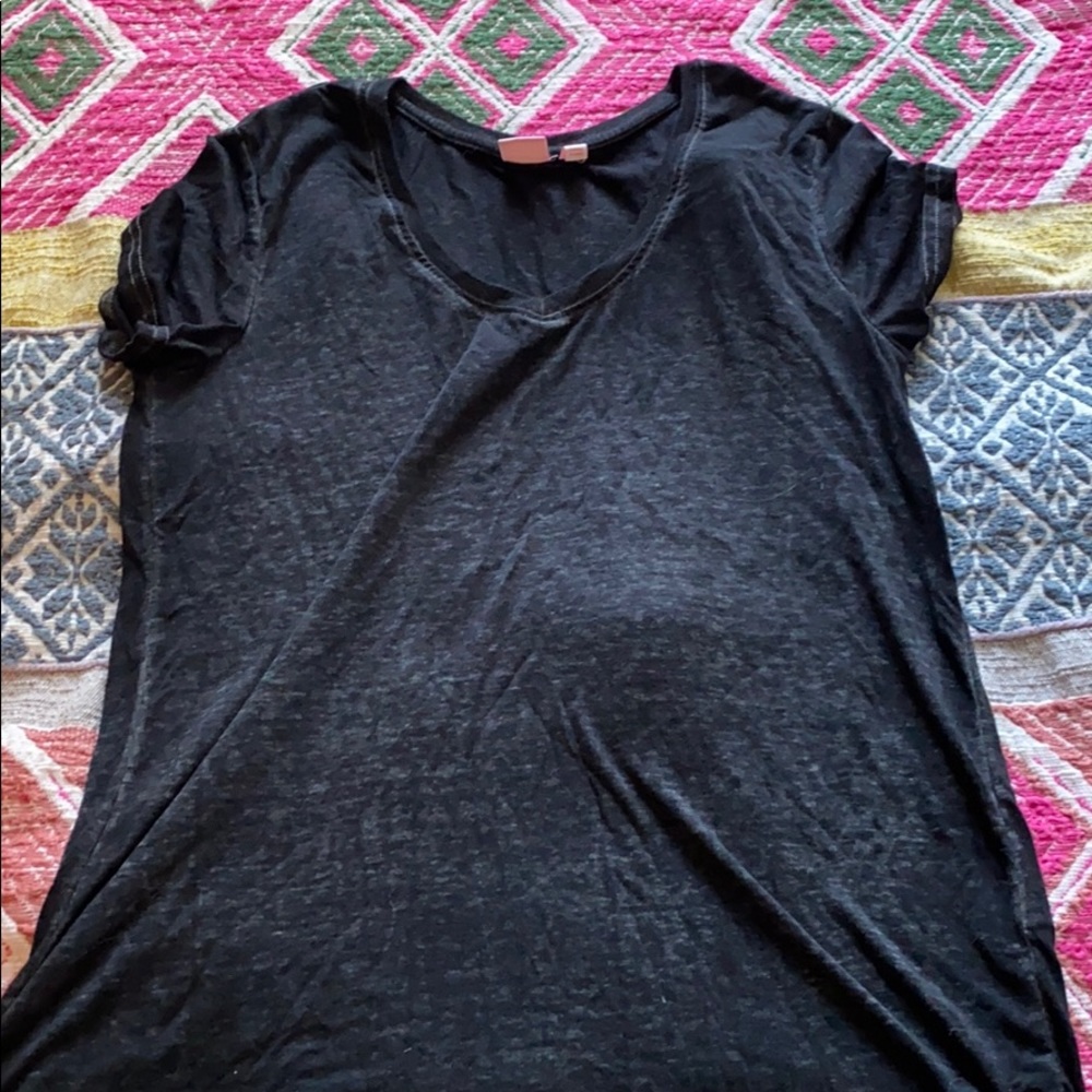 GREY TEE